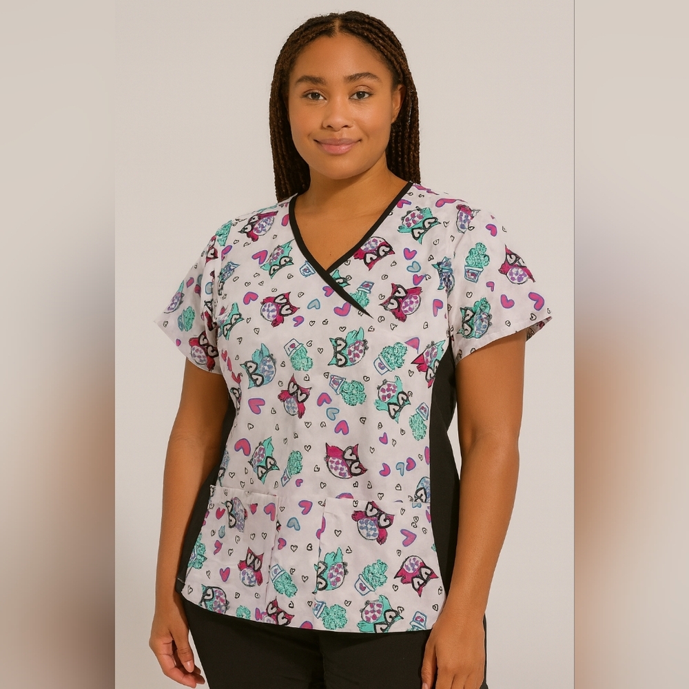 #212 Green Town Owl Print Scrub Top Women’s Size Small V-Neck Nurse CNA Health